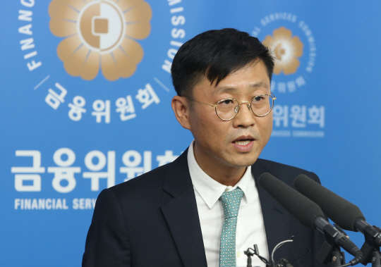 금융위원회 도규상 금융서비스국장이 16일 오후 서울 중구 금융위원회 기자실에서 '보험산업 경쟁력 강화 로드맵'을 발표하고 있다.